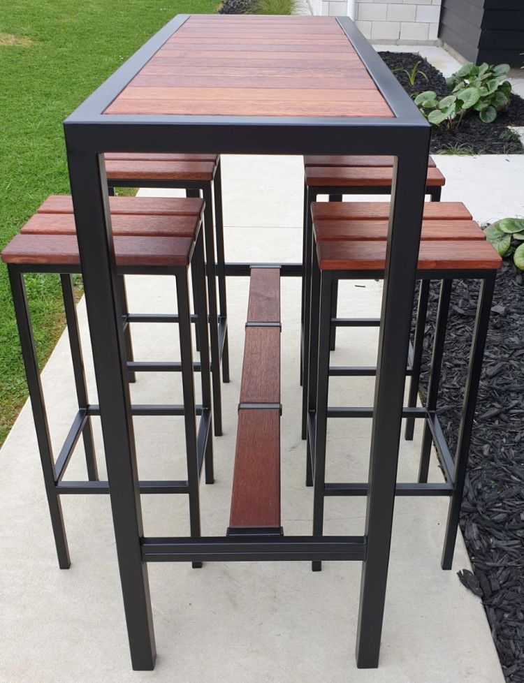 Mesa alta con bancos de exterior