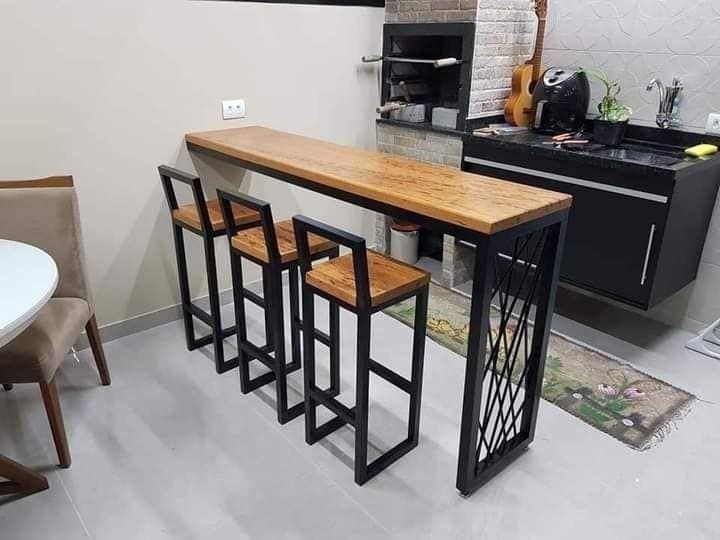 Barra alta de madera y hierro con banquetas