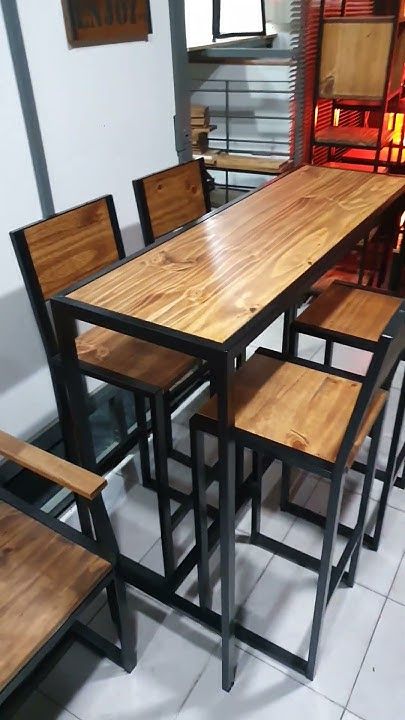 Mesa de comedor con sillas y banco