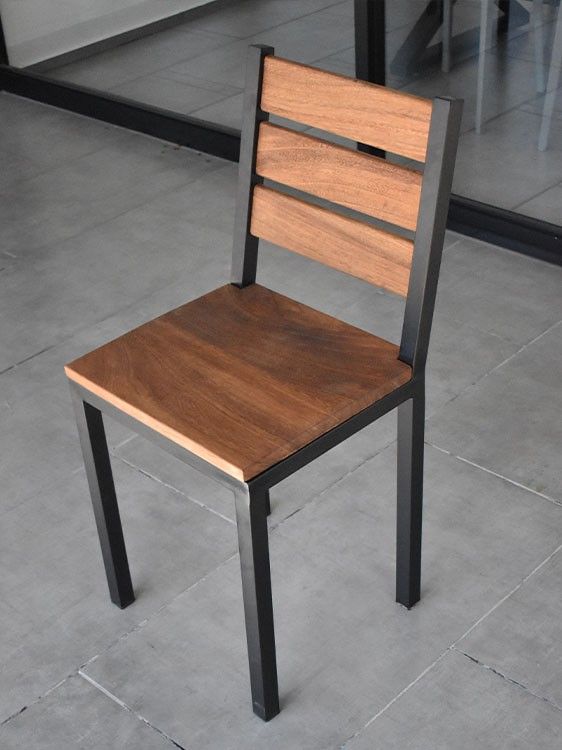 Silla de madera y hierro